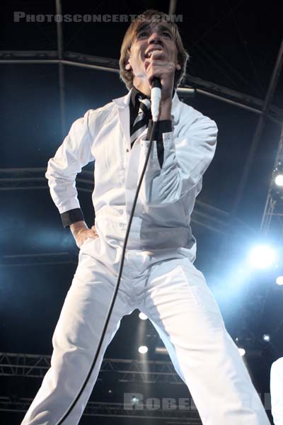 THE HIVES - 2009-08-01 - PAREDES DE COURA (Portugal) - Praia do Tabuao - Per Almqvist